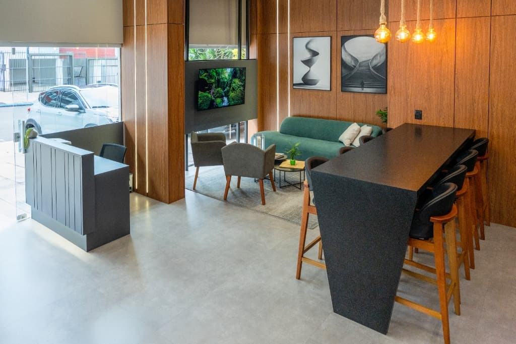 Sala de reuniões corporativa moderna projetada pela Cenci
